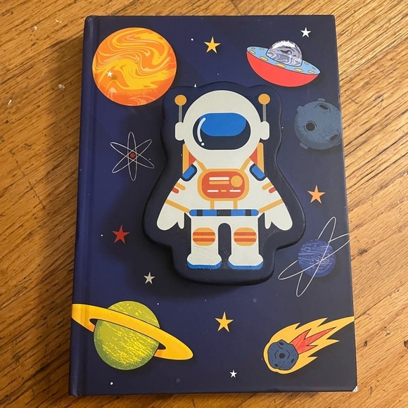 Space notebook and pencil sharpener combo - Picture 3 of 6